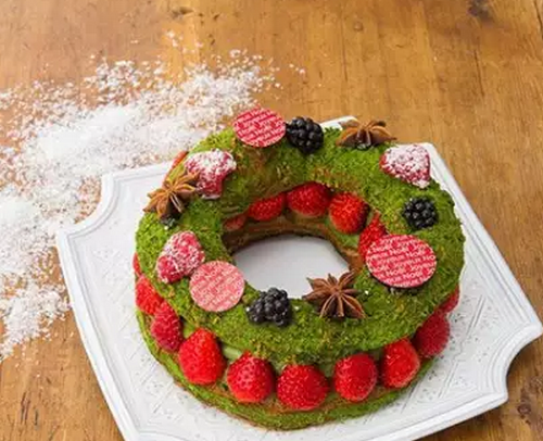 From traditional Christmas cake decorations to quick and quirky fondant figures, get inspired with our easy Christmas cake ideas, recipes and designs...