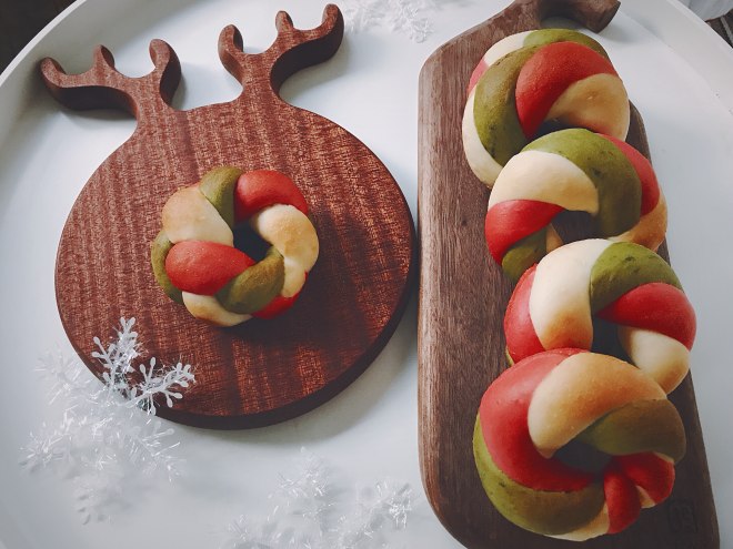 30 Christmas dishes for 2018 Browse these images of traditional Christmas foods, and get a taste of the fascinating history behind traditional Christmas food customs.