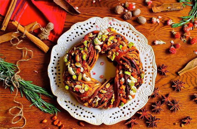 30 Christmas dishes for 2018 Browse these images of traditional Christmas foods, and get a taste of the fascinating history behind traditional Christmas food customs.