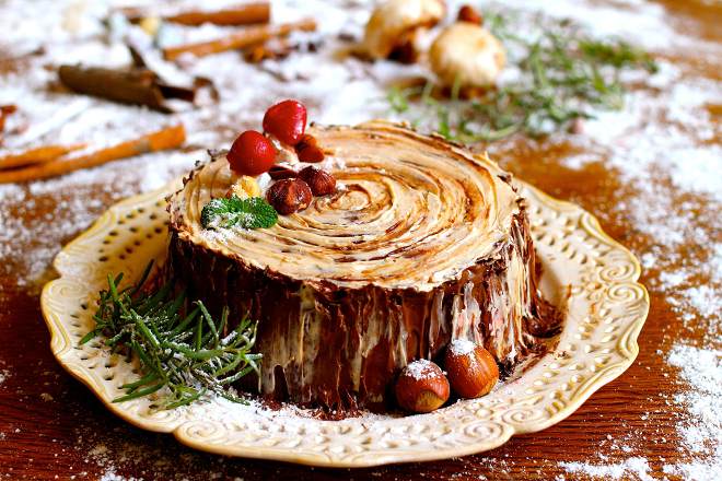 30 Christmas dishes for 2018 Browse these images of traditional Christmas foods, and get a taste of the fascinating history behind traditional Christmas food customs.