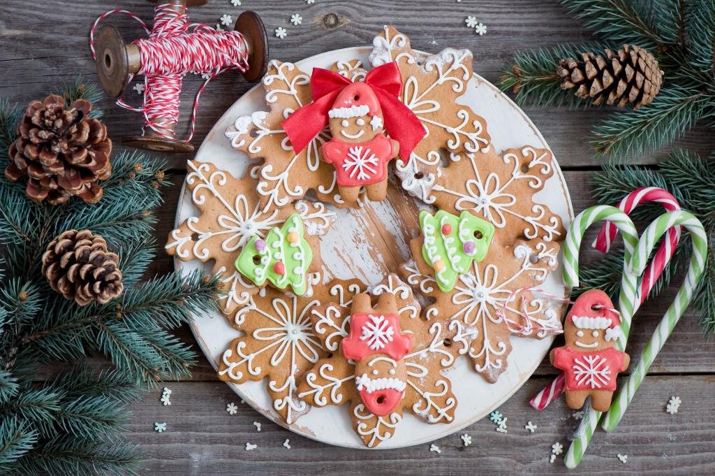 30 Christmas dishes for 2018 Browse these images of traditional Christmas foods, and get a taste of the fascinating history behind traditional Christmas food customs.