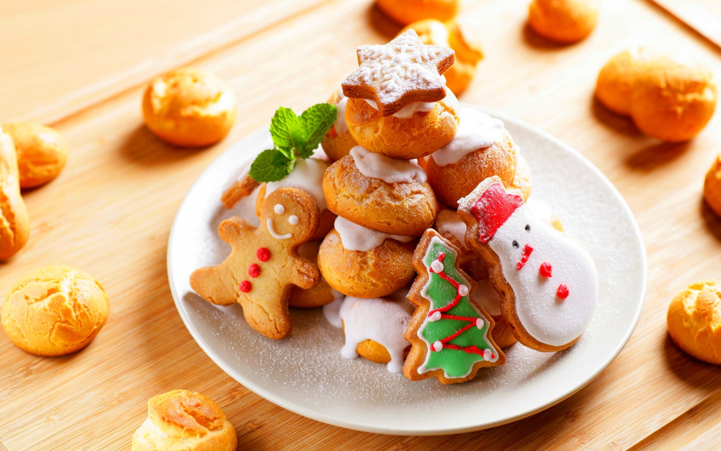 30 Christmas dishes for 2018 Browse these images of traditional Christmas foods, and get a taste of the fascinating history behind traditional Christmas food customs.