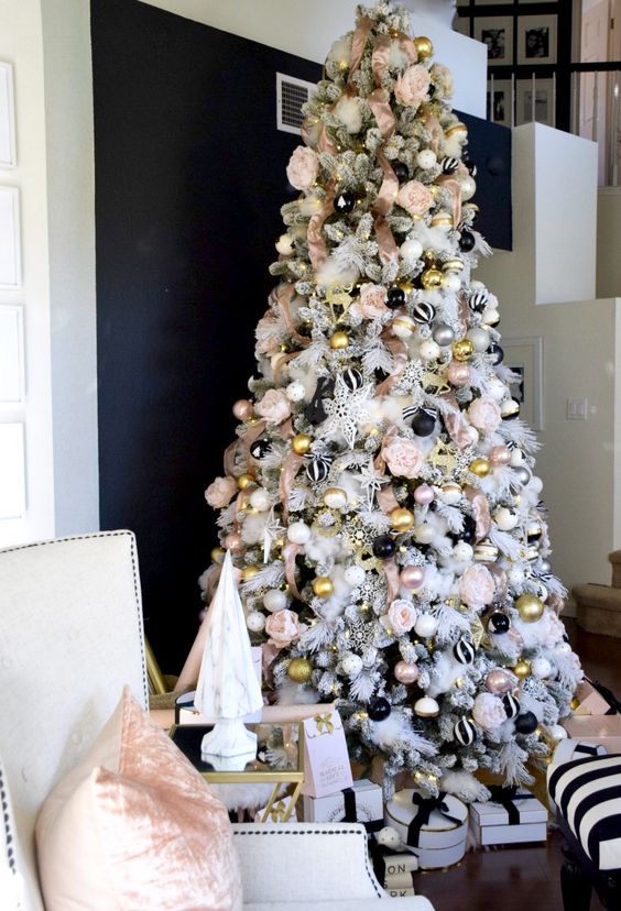 Rose and gold Christmas tree; Christmas tree decorating ideas; Christmas decorations; DIY Christmas crafts; Christmas decor. 