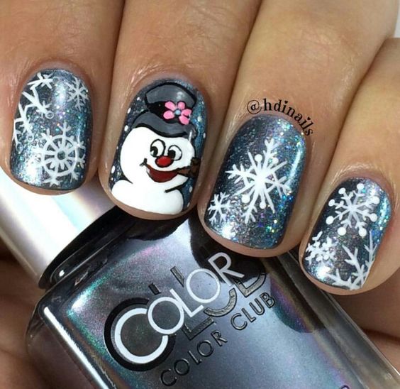 Winter nails with snowflake; red and white Christmas nails; cute and unique Christmas nails; holiday nails; Xmas nail designs; holidays manicure.