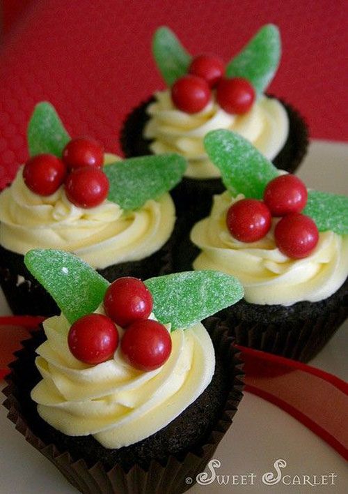 Easy-to-make Christmas Cupcake Ideas; holiday cupcakes; Christmas desserts, snowflake Christmas cake.