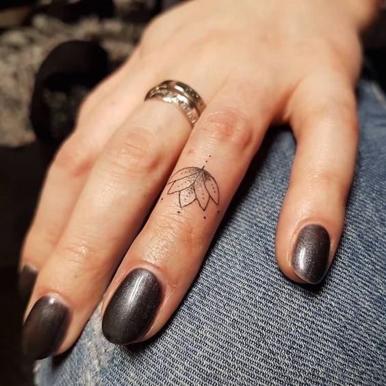 Tiny finger tattoos for girls; small tattoos for women; rose finger tattoos; ring finger tattoos; finger tattoos with meaning; small word tattoos; cute finger tattoos.