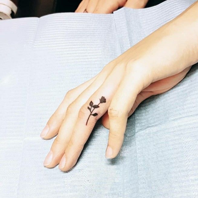 Tiny finger tattoos for girls; small tattoos for women; rose finger tattoos; ring finger tattoos; finger tattoos with meaning; small word tattoos; cute finger tattoos.